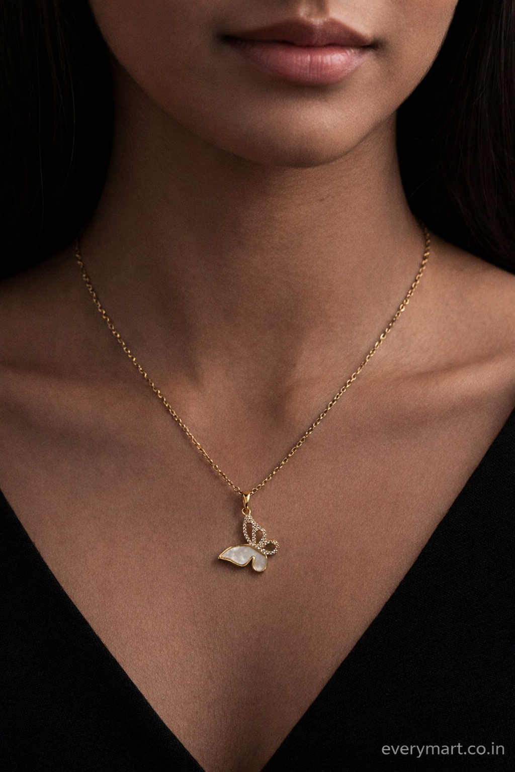 Gold Butterfly Necklace – Elegant & Timeless Beauty 🦋✨
